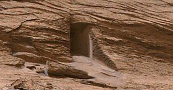Vào tháng trước, NASA công bố tàu thăm dò sao Hỏa chụp được bức ảnh một cấu trúc giống cánh cửa dẫn vào nhà của người ngoài hành tinh. Về sau, các nhà khoa học khẳng định đó là tảng đá có hình thù "lạ" được hình thành qua quá trình địa chất.