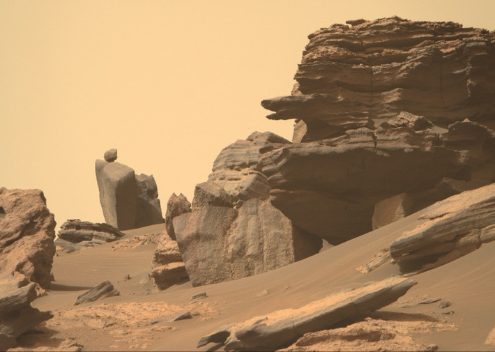 Cơ quan Hàng không và Vũ trụ Hoa Kỳ (NASA) mới công bố ảnh chụp sao Hỏa do tàu thăm dò Perseverance chụp. Bức ảnh được chụp tại khu vực Jezero Crater trên hành tinh đỏ.