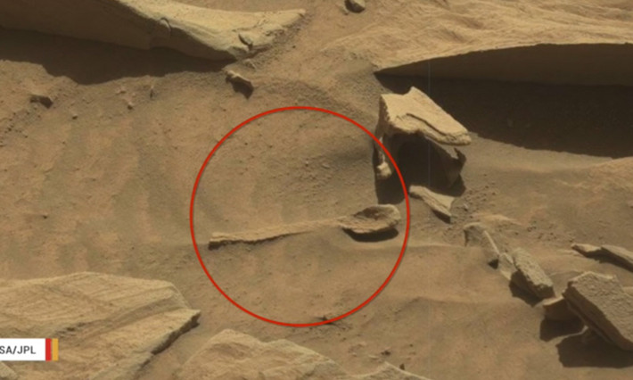 Tàu tự hành Curiosity của NASA chụp được bức ảnh một cấu trúc giống hình chiếc thìa trên bề mặt sao Hỏa.