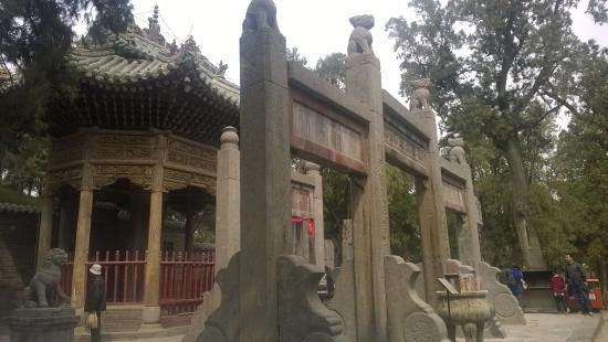 Do qua đời trong thời loạn nên 2 ngôi mộ của Quan Vũ ban đầu khá đơn sơ. Đến thời nhà Tùy và nhà Đường, mộ Quan Vũ được tu sửa nên khang trang, bề thế hơn. Đến thời nhà Minh, hai ngôi mộ Quan Vũ được gọi là “Quan lăng”.