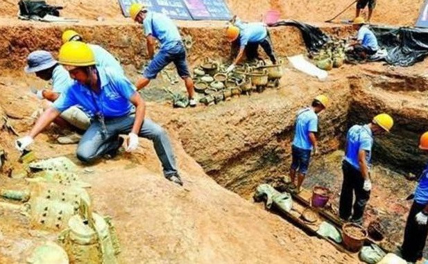 Vì vậy, họ nhanh chóng thông báo lên cấp trên để các cơ quan liên quan và giới chuyên gia tới kiểm tra. Theo đó, các nhà khảo cổ thuộc Bảo tàng tỉnh Hồ Bắc nhanh chóng tới hiện trường và tiến hành cuộc khai quật.