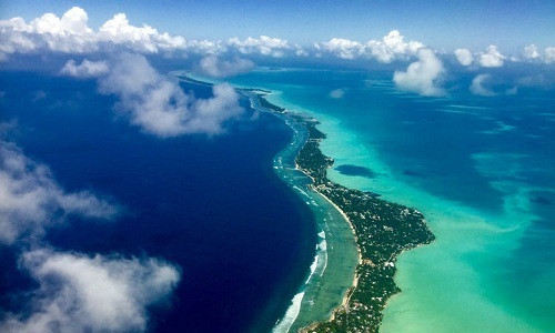 Theo World Atlas, Kiribati (tên chính thức Cộng hòa Kiribati) là quốc gia duy nhất có lãnh thổ nằm trên 4 bán cầu (Đông, Tây, Nam, Bắc) của Trái Đất.