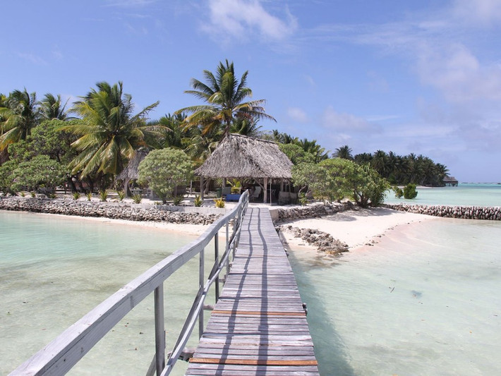 Khoảng 96% dân số Kiribati là tín đồ Kito giáo. Trong đó, 55,6% là người Giáo hội Công giáo Roma (một nhánh của Kito giáo) và 33,5% theo Kiribati Uniting Church - giáo phái được thành lập năm 1968 ở Kiribati.