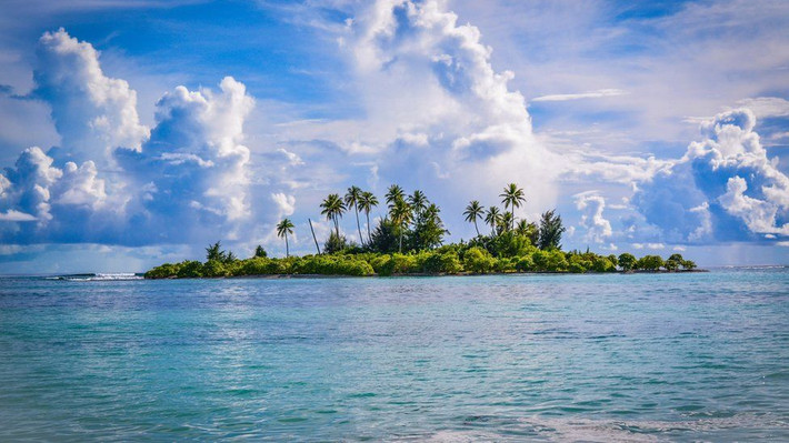 Kiribati gồm có 33 đảo. Trong số này, chỉ 20 đảo có người sinh sống.