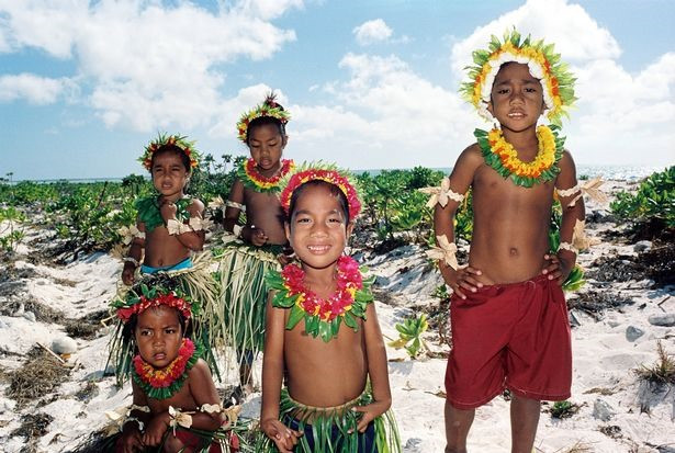 Những người đầu tiên tới định cư ở quốc gia Kiribati là vào khoảng 4.000 - 5.000 năm trước.