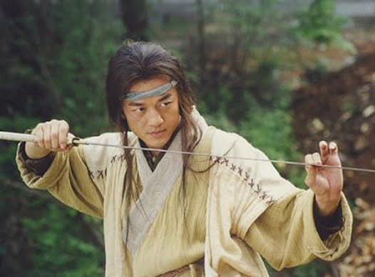 Tương tự, trong tác phẩm "Tiếu ngạo giang hồ", Kim Dung mô tả Lệnh Hồ Xung bị trọng thương, rơi vào tình cảnh thập tử nhất sinh nhưng nhờ Dịch cân kinh mà thoát chết, hồi phục thần kỳ.