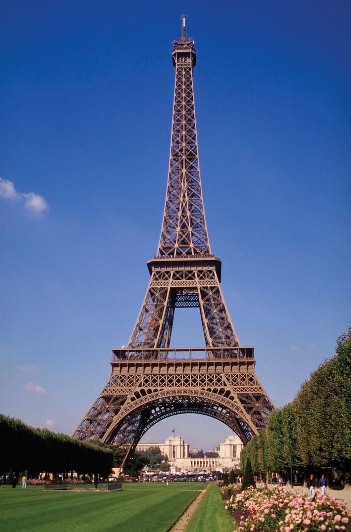 Tháp Eiffel là công trình nổi tiếng mang tính biểu tượng ở thủ đô Paris, Pháp. Mỗi năm, hàng triệu du khách ghé thăm kiến trúc kỳ vĩ này.