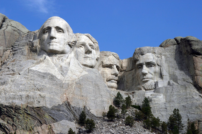 Nổi tiếng không kém địa điểm trên là căn phòng bí mật ở núi Rushmore - nơi chạm khắc gương mặt của 4 đời tổng thống Mỹ: George Washington, Thomas Jefferson, Theodore Roosevelt và Abraham Lincoln.