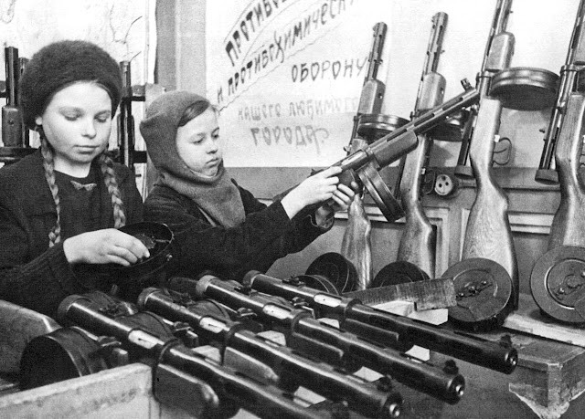 Một số bé gái người Liên Xô vệ sinh các khẩu súng vào năm 1943 khi xảy ra cuộc giao tranh khốc liệt với phát xít Đức.