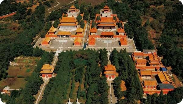 Thế nhưng, do nguồn thu nhập bị sa sút và quản lý lỏng lẻo nên lính canh không làm nhiệm vụ chặt chẽ như xưa. Theo đó, một số lăng mộ bị kẻ trộm đột nhập vào cướp bóc cổ vật.