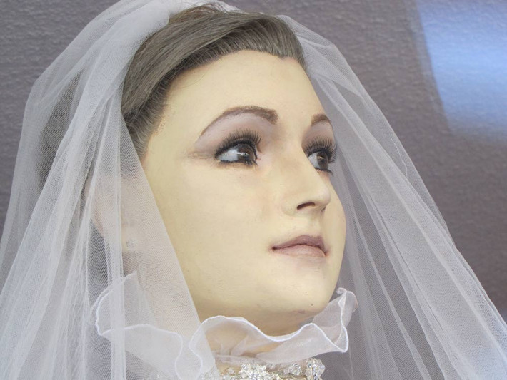 Bởi lẽ, La Pascualita khoác trên người chiếc váy cưới trắng muốt. Đặc biệt, "cô dâu" nàu có đôi mắt to tròn, tóc mềm và làn da trắng hồng tự nhiên. Thậm chí, có người sờ vào tay thì thấy rất giống người thật và nhìn thấy tĩnh mạch ở chân.
