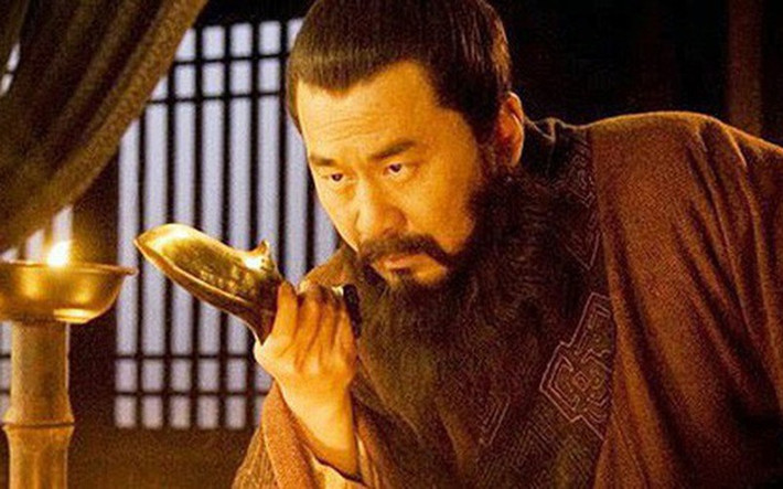 Trong tình huống nguy hiểm đó, Tào Tháo đã đích thân dẫn theo vài trăm binh sĩ lên núi để quan sát tình hình chiến sự nhằm tìm ra kế sách đánh bại đội quân của Tôn Quyền.