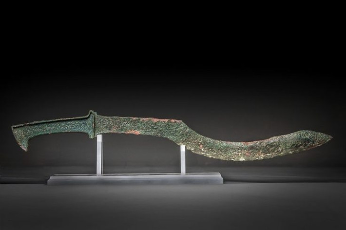 Lưỡi kiếm Khopesh cong giống như lưỡi hái nhưng chỉ mặt ngoài được mài sắc, dùng để đâm và chém kẻ thù. Mặt trong của lưỡi kiếm đôi khi được chế tác với các đinh nhọn nhằm khiến kẻ thù bị rơi vào thế bất lợi hơn khi cận chiến.