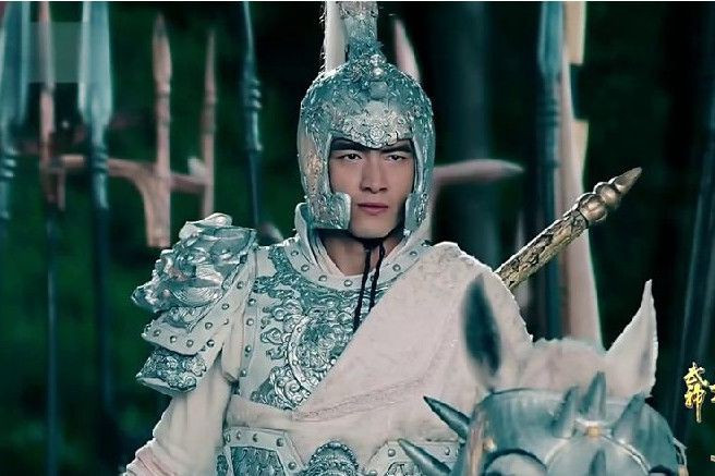 Theo các ghi chép, Triệu Vân là người trí dũng song toàn và là người đã góp công lớn trong việc phò tá Lưu Bị, thành lập nhà Thục Hán. Triệu Vân được mô tả "cao tám thước, mắt rồng, mày rậm, má bầu, mặt rộng, sống mũi diều hâu, lưng sói, tay vượn, bụng beo, cưỡi Bạch Long mã, uy phong lẫm liệt".