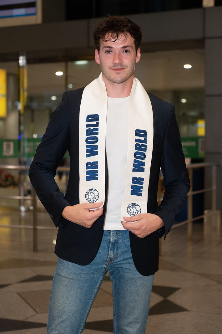 Mr World 2019 đã nói “Cảm ơn”, “Xin chào” bằng tiếng Việt khi nhận được món quà của người đẹp.