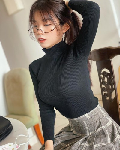 Những hình ảnh Vĩ Nhi khoe dáng ở sân ga tàu điện đã khiến dân mạng xôn xao vì quá xinh đẹp, thu hút.