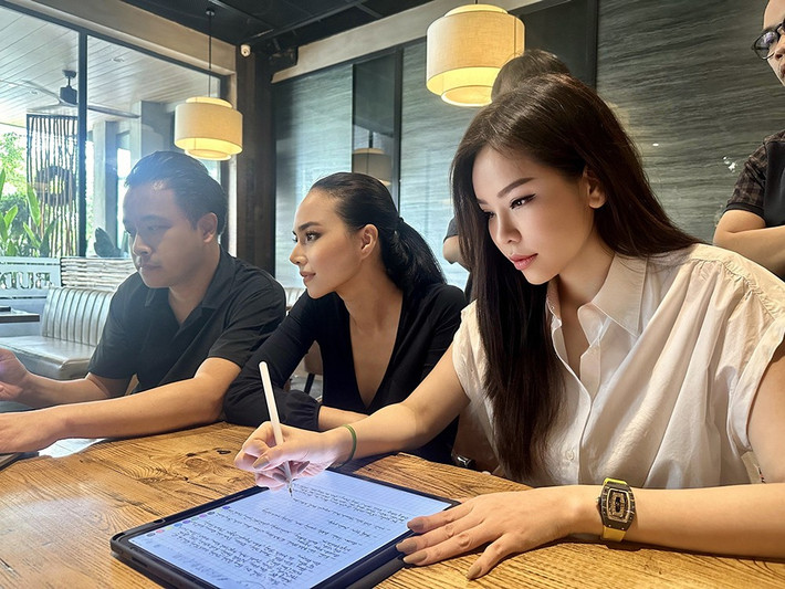 Với mối quan hệ thân thiết cùng vợ chồng Đinh Ngọc Diệp, Đào Lan Phương khá tự tin trên cương vị mới. Trong ảnh, cô đang chăm chú ghi chép các thông tin để lựa chọn diễn viên, các gương mặt phù hợp nhất với dự án lần này.