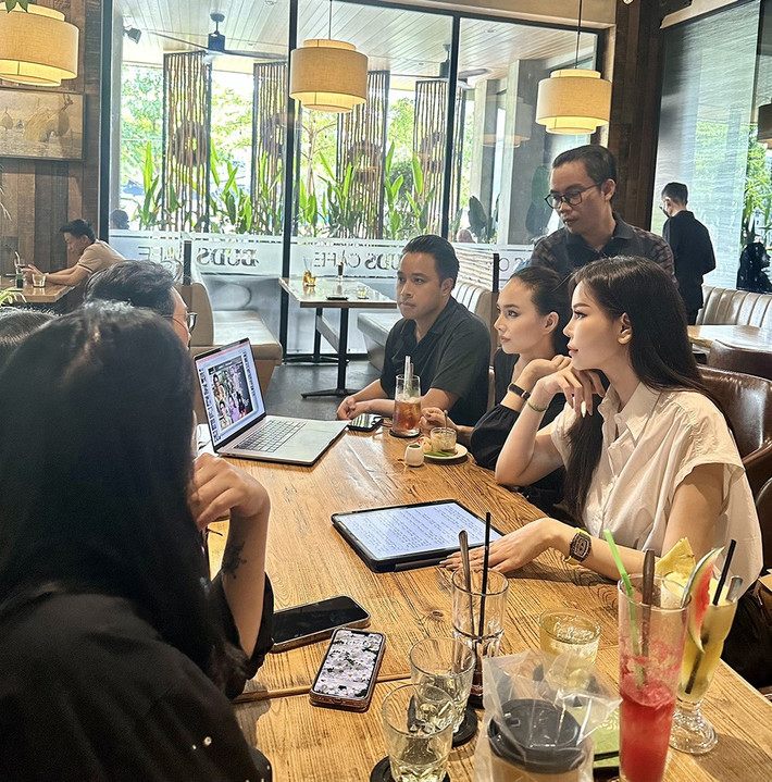 14h30: Đào Lan Phương và ê-kíp của đạo diễn Victor Vũ có buổi họp đầu tiên cho dự án phim “Thám tử Kiên”. Sau khi “Người vợ cuối cùng” gặt hái được thành công rực rỡ, năm nay con dâu tỷ phú Hoàng Kiều tiếp tục đầu tư sản xuất phim.