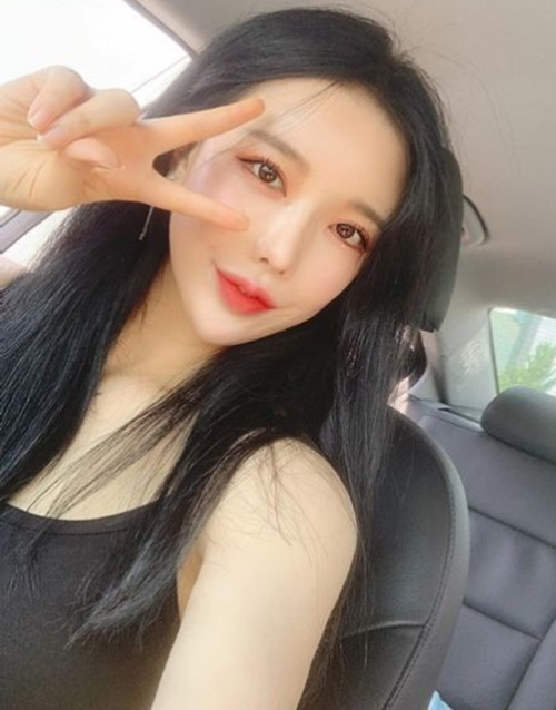 Seul là một trong những gương mặt mới trong dàn hot girl xứ sở kim chi. Cô nàng sở hữu khuôn mặt xinh đẹp và dáng vóc chữ S bốc lửa. (Nguồn ảnh: IG)