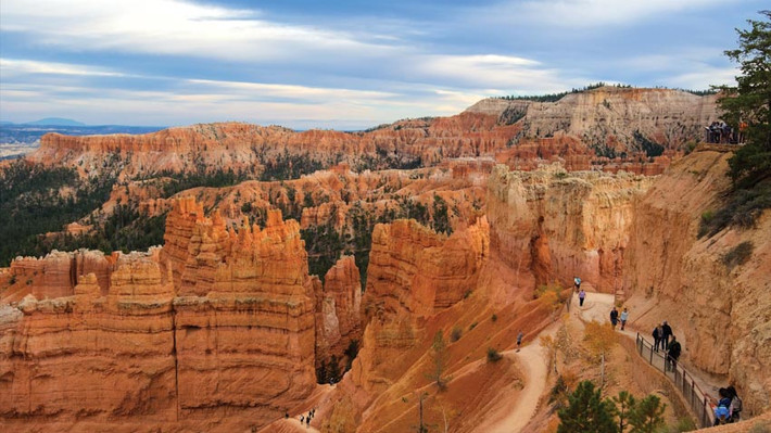 Rừng đá Bryce Canyon ở Mỹ: Đây là khu rừng có màu cam rực lửa đẹp bậc nhất thế giới, khiến du khách phải vỡ òa trước sự kỳ thú của tạo hóa. Đây là khu rừng được hình thành qua 4 triệu năm, có diện tích khổng lồ với bức tranh đẹp mê hoặc.