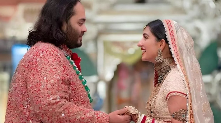 Khi xuất hiện bên ngoài lễ đường, chú rể mặc áo sherwani truyền thống màu đỏ vàng. Khuy cài được tô điểm bằng đá quý. Sau đó, khi làm lễ, anh đã thay đổi trang phục, mặc một chiếc áo sherwani màu đỏ. Bộ đồ nào cũng có họa tiết thêu và hoa văn phức tạp.