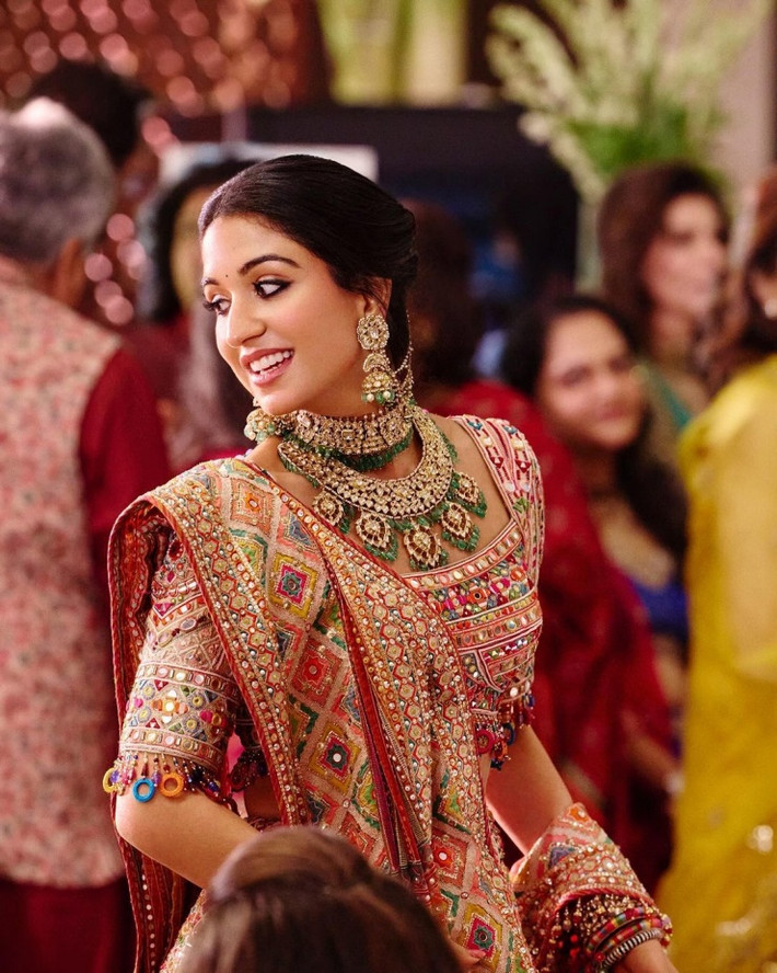 Nhà tỷ phú Ambani còn thuê thêm nhà thiết kế Manish Malhotra làm hai bộ váy cô dâu. Một bộ đính 20.000 viên pha lê Swarovski, do hơn 70 nghệ nhân chế tác, và một bộ lễ phục màu xanh mất 5.700 giờ hoàn thành.