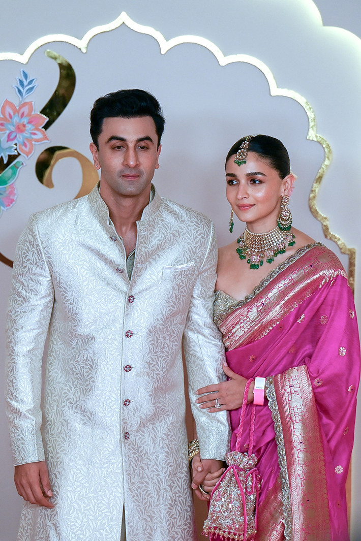 Dự lễ cưới xa hoa, nữ diễn viên Alia Bhatt gây ấn tượng trong bộ sari lụa màu hồng tươi cổ điển 160 năm tuổi, chi tiết viền làm bằng 99% bạc nguyên chất và khoảng 6 gram vàng thật. Cô còn đeo bộ trang sức bằng vàng 22 karat, kim cương thô sáng bóng, ngọc lục bảo chất lượng tốt nhất và ngọc trai.