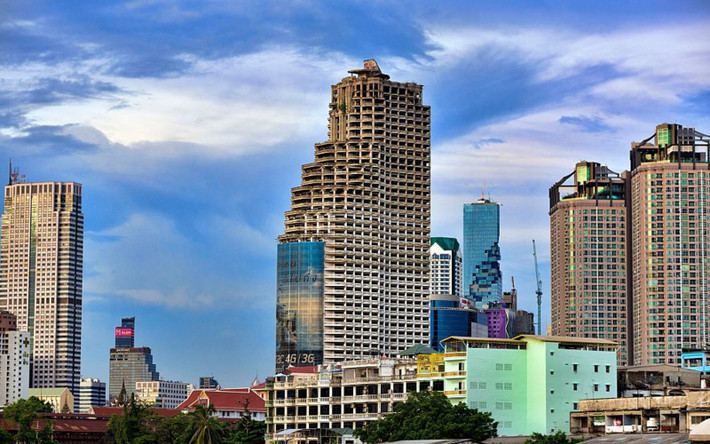 Năm 2014, một du khách 30 tuổi người Thụy Điển gieo mình tự vẫn ở Sathorn Unique, khiến không khí nơi đây càng thêm rùng rợn.