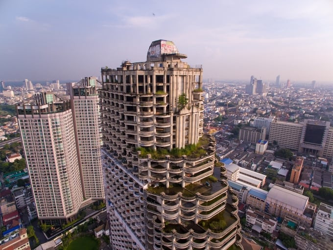 Tọa lạc ngay trên khu đất vàng ở phía nam thủ đô Bangkok, tòa nhà Sathorn Unique với thiết kế 49 tầng bao gồm tổng cộng 659 căn hộ, 54 cửa hàng, từng được kỳ vọng là một trong những công trình kiến trúc “đinh” của xứ sở Chùa Vàng.