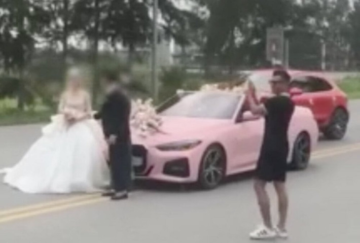 Trong quá trình xác minh, Công an huyện đã tạm giữ xe ô tô Maybach S400 do không có biển kiểm soát. Sau khi xác định có dấu hiệu tội phạm gây rối trật tự công cộng, Cơ quan Cảnh sát điều tra Công an huyện Gia Lộc đã điều tra, làm rõ vụ việc và khởi tố các đối tượng trên.