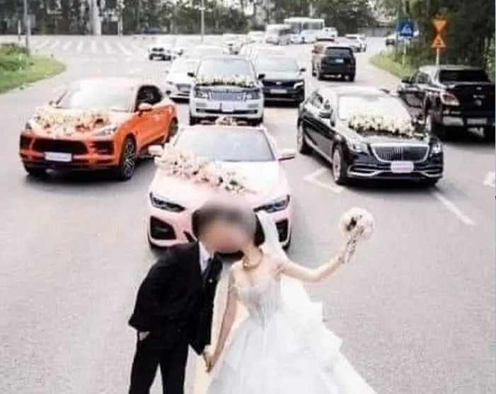 Theo lời khai các tài xế, ngày 21/4, Nguyễn Văn Năm tổ chức đám cưới nên có mượn 4 xe ô tô để sử dụng trong ngày trọng đại gồm: 34A-744.XX, 34A-661.XX, chiếc Maybach S400 không biển số và xe 30L-369.XX. N. nhờ Hải, chị Th., chị D. lái xe còn mình trực tiếp điều khiển xe dâu. Trên đường đón dâu từ thị trấn Gia Lộc (huyện Gia Lộc, Hải Dương) về nhà, khi đến Km 1+500 đường Trục Bắc – Nam, cả đoàn dừng, đỗ xe trên lòng đường để quay phim, chụp ảnh cưới. Sau đó đoàn xe di chuyển về nhà tổ chức đám cưới.