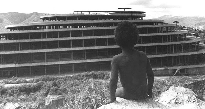 Năm 1975, nó trở thành tài sản của chính phủ, vẫn còn trống rỗng (mặc dù đã có những đề xuất biến nó thành một trung tâm môi trường hoặc một viện bảo tàng). Từ năm 1979 đến năm 1982, nó đã được sử dụng như một nơi trú ẩn tạm thời cho khoảng 500 gia đình vô gia cư và nạn nhân lũ lụt.