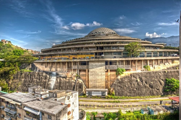 Toà nhà giống như tàu vũ trụ ở Venezuela ban đầu được lên kế hoạch xây dựng làm một trung tâm mua sắm xa hoa. Thay vì đi bộ, những người mua sắm đã có thể đậu xe ở phía trước các cửa hàng mà họ muốn ghé vào. Tuy nhiên, dự án này đã bị phá sản và biến thành nhà tù.