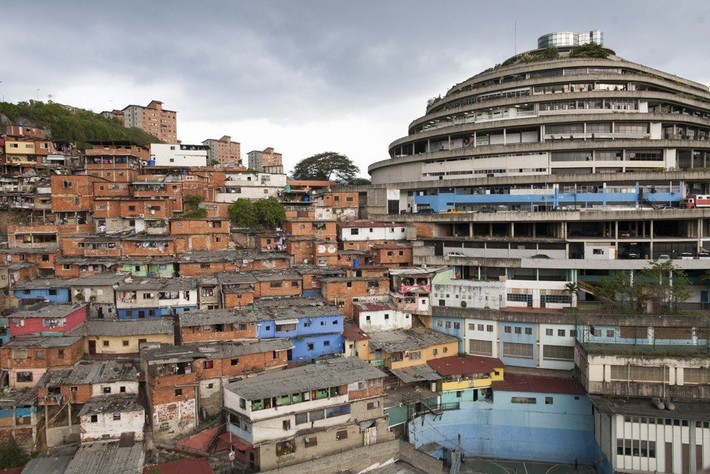 Sau đó, vào năm 1984, một cơ quan cảnh sát Venezuela - Cơ quan Tình báo Quốc gia Bolivarian (SEBIN) - đã chuyển đến và biến nơi đây thành nơi giam giữ các tù nhân chính trị.