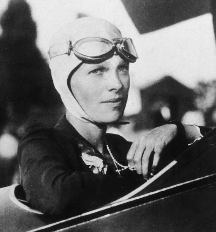 2. Nữ phi công Amelia Earhart: Amelia Earhart là người phụ nữ đầu tiên một mình bay qua Đại Tây Dương và Thái Bình Dương. Ngày 2/7/1937, Amelia Earhart và người hoa tiêu Fred Noonan đã biến mất khi đang thực hiện chuyến bay tới đảo Howard. Sự mất tích không một dấu vết của bà đã để lại nhiều đồn đoán cho những thế hệ sau.