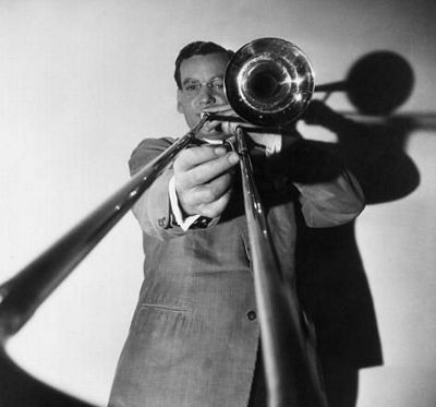 8. Nghệ sĩ Alton Glenn Miller: Ông Miller là nghệ sĩ thổi kèn trombon của ban nhạc Big Band từng mê hoặc thế giới vào những năm 1930 và 1940. Sau khi Thế chiến 2 bùng nổ, Miller tham gia biểu diễn trong ban nhạc của Không quân Mỹ. Khi đang đi đến diễn ở Pháp ngày 15/12/1944, máy bay của Miller đã mất tích trong thời tiết xấu. Cho tới nay, Miller vẫn được xem là “mất tích khi làm nhiệm vụ”.