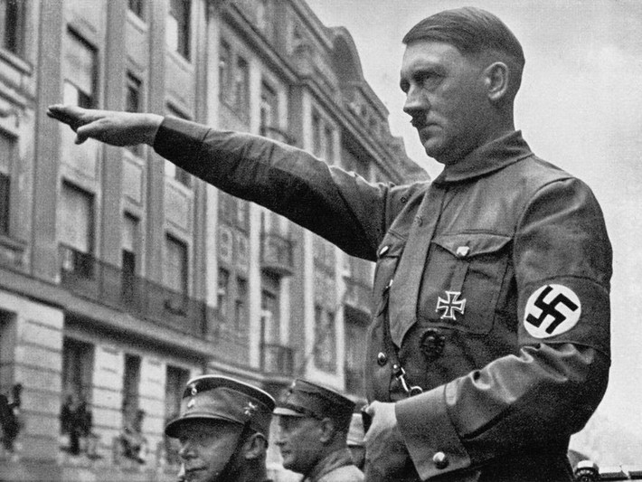5. Thi thể của Adolf Hitler được chôn bí mật: Năm 1970, xác chết của Hitler được hỏa táng và đổ vào sông Biederitz. Nhà nước Nga lưu trữ giữ lại một mảnh xương hàm như là bằng chứng, nhưng một số nhà nghiên cứu và sử gia đã đặt câu hỏi về tính xác thực của mảnh xương. Một hộp sọ được cho là của Hitler thực sự hóa ra là của một người phụ nữ.