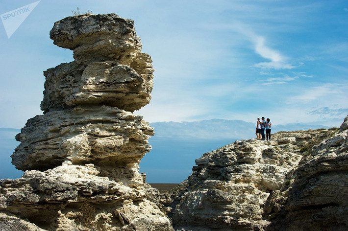 Bờ biển Dzhangul trên mũi Tarkhankut ở Crimea.