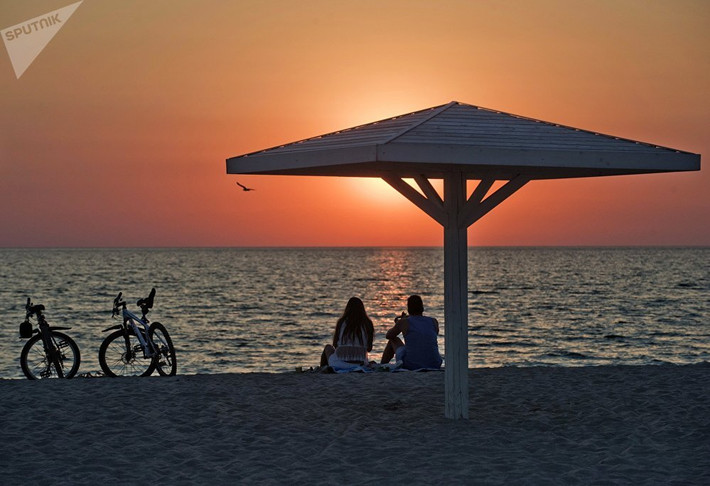 Những người nghỉ mát bên bờ biển Đen trong ngôi làng Olenevka trên Vịnh Tarkhankut ở Crimea.