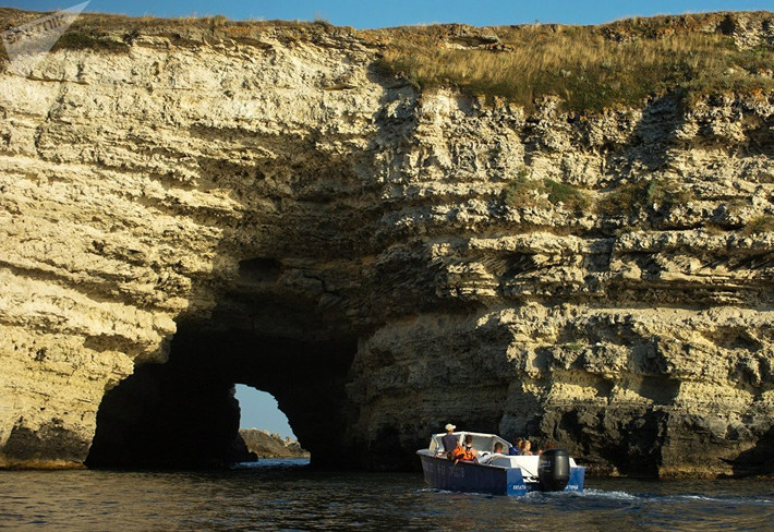 Một hang động ở vách đá Bolshoi Atlesh trên mũi Tarkhankut ở Crimea.