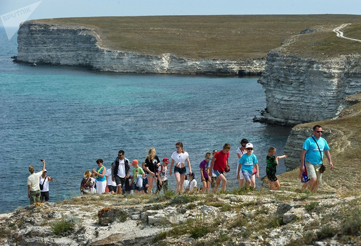 Du khách tham quan trên Vịnh Tarkhankut ở Crimea.