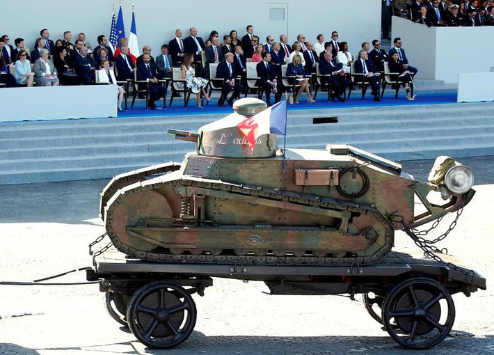 Chiếc xe tăng cổ Renault FT-17 của Pháp trong Thế chiến I cũng tham gia cuộc diễu binh.