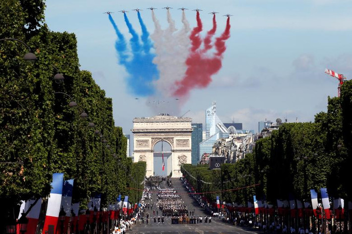 Máy bay tiêm kích Alpha của đội bay Patrouille de France (Vệ binh nước Pháp) thuộc Không quân Pháp trình diễn bay qua Đại lộ Champs-Elysees trong lễ duyệt binh mừng ngày Quốc khánh.