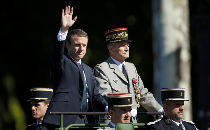 Tổng thống Macron và Tướng Pierre de Villiers - Tổng Tham mưu trưởng các lực lượng vũ trang Pháp, ngồi trên xe chỉ huy.