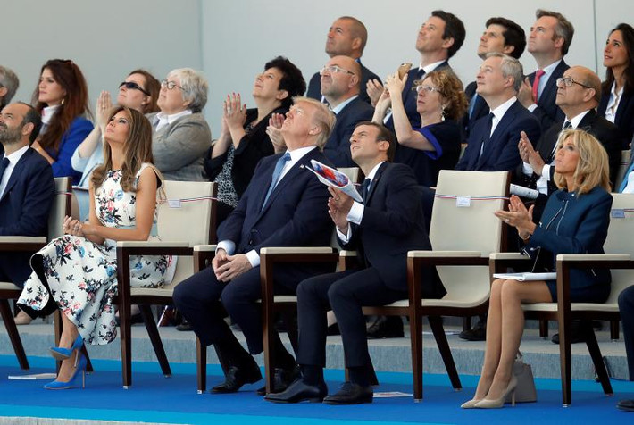 Tổng thống Pháp Emmanuel Macron và phu nhân Brigitte Macron, Tổng thống Mỹ Trump và Đệ nhất Phu nhân Melania Trump tham dự lễ duyệt binh mừng ngày Quốc khánh Pháp trên đại lộ Champs-Elysees.