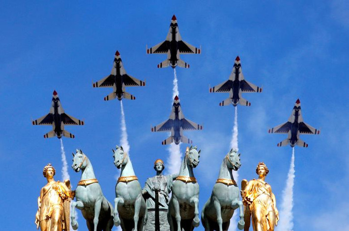 Phi đội bay Thunderbirds (Chim sấm) của Không lực Mỹ có màn trình diễn bay qua Khải hoàn môn Carrousel nhân lễ kỷ niệm Quốc khánh Pháp.