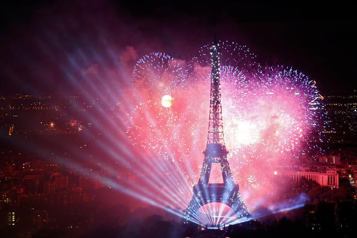 Hình ảnh pháo hoa được bắn ngay tháp Eiffel nhân kỷ niệm 228 năm Quốc khánh Pháp.