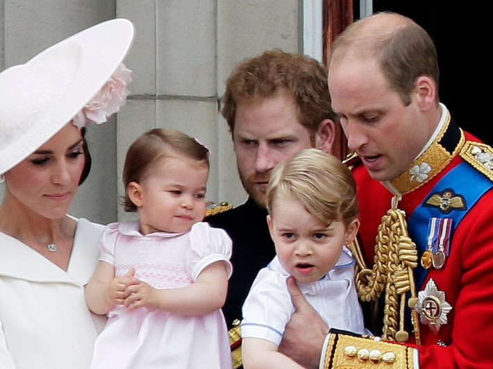 Gia đình hoàng gia Anh xem lễ diễu hành từ Cung điện Buckingham vào tháng 6/2016.