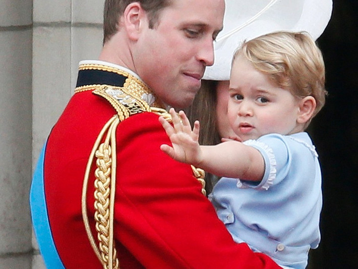 Hoàng tử và cha mình tại cung điện Buckingham, tháng 6/2015.