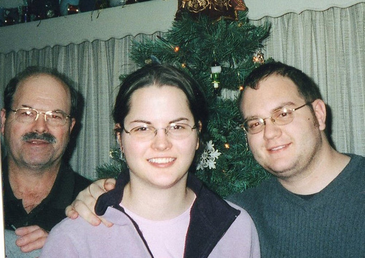 3. Dennis Rader (từng giết 10 người): Trong hình là bức ảnh cuối cùng có con gái và con rể của Rader vào lễ Giáng sinh. Rader là một trong những kẻ giết người hàng loạt tồi tệ nhất mọi thời đại. Hắn từng giết chết 10 người từ năm 1974-1991. Kẻ sát nhân này thường chụp ảnh các nạn nhân trước khi giết họ.